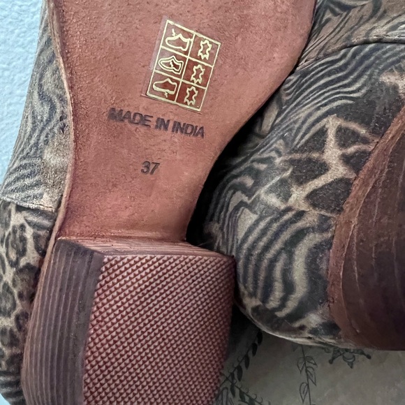 Free People Animal Charm Double V Ankle
Boots Size 7 - Picture 10 of 14